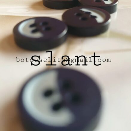 Slant. #buttons #botões #bottoni #boutons #botones #knöpfe #knappar #ボタン #fashiondesign #경사